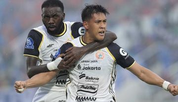 Penyerang Persija Jakarta, Eksel Runtukahu melakukan selebrasi setelah mencetak gol ke gawang Arema FC, Sabtu (8/11/2025).