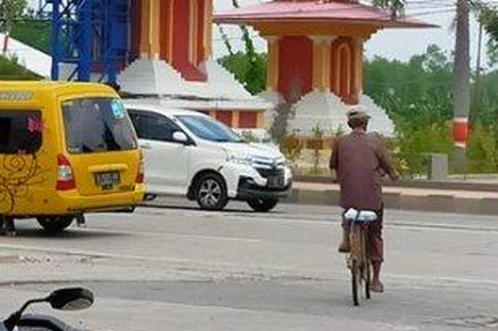tak punya biaya bawa jenazah istrinya yang meninggal dunia di kota orang, kakek ini terpaksa kayuh sepeda pancalnya dari Semarang ke Pati