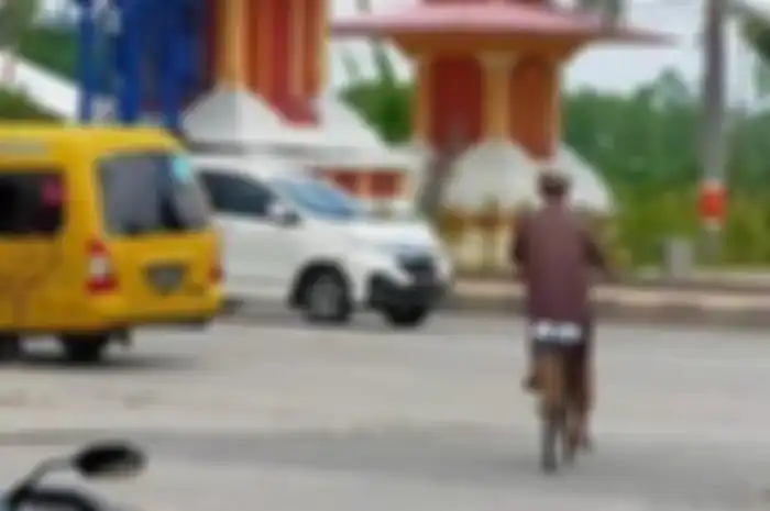 tak punya biaya bawa jenazah istrinya yang meninggal dunia di kota orang, kakek ini terpaksa kayuh sepeda pancalnya dari Semarang ke Pati