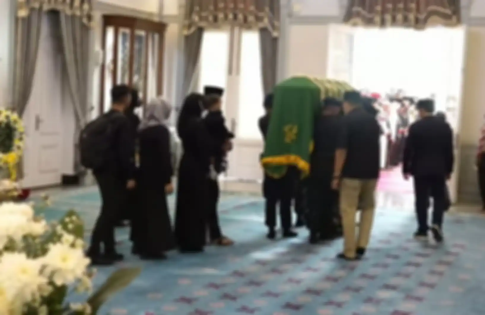 Jenazah Eril, diberangkatkan dari rumah duka menuju pemakaman keluarga di wilayah Cimaung, Kabupaten Bandung.