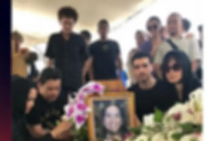 Emosional, Fachri Albar Mencium Foto Adiknya Faldy Albar di Pemakaman