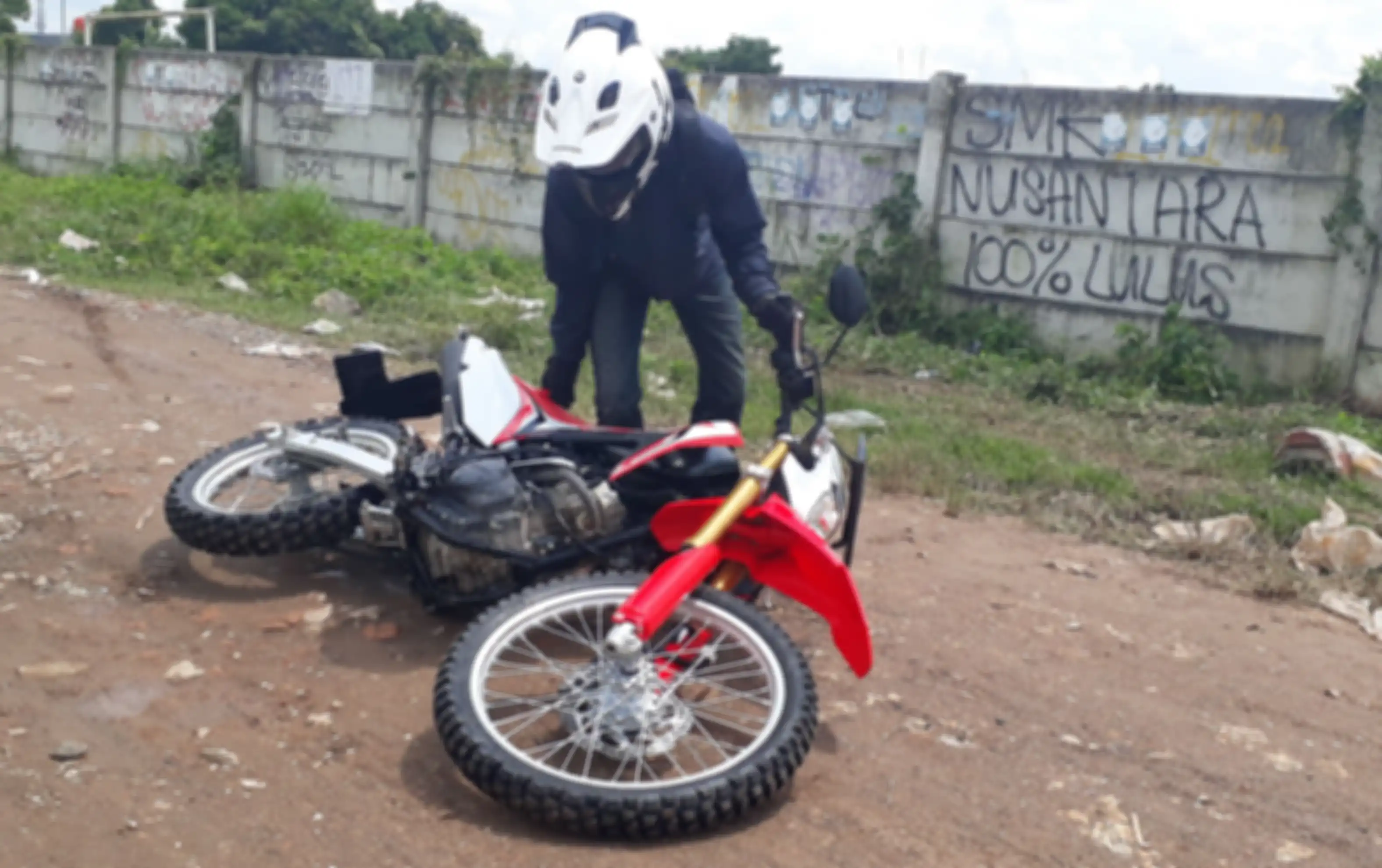 Ilustrasi Honda CRF150L jatuh