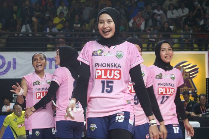 Pevoli Gresik Petrokimia Pupuk Indonesia, Hany Budiarti (depan) saat menghadapi Jakarta BIN pada Grand Final Proliga 2023 di GOR Among Rogo, Yogyakarta, 18 Maret 2023