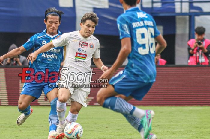 Ryo Matsumura (kanan) sedang menguasai bola dan dibayangi Henhen Herdiana (kiri) dalam laga pekan ke-28 Liga 1 2023 antara Persija Jakarta versus Persib Bandung di Stadion Si Jalak Harupat, Bandung, Jawa Barat, Sabtu (9/3/2024) siang.