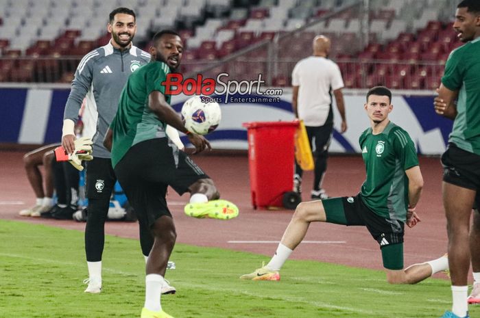 Timnas Arab Saudi  sedang berlatih bersama timnas Indonesia di Stadion Utama Gelora Bung Karno, Senayan, Jakarta, Senin (18/11/2024).