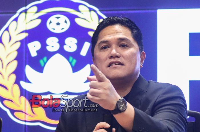 Ketua Umum PSSI, Erick Thohir, sedang memberikan keterangan kepada awak media dalam sesi jumpa pers di Media Center Stadion Gelora Bung Karno, Senayan, Jakarta, Sabtu (21/9/2024) siang.