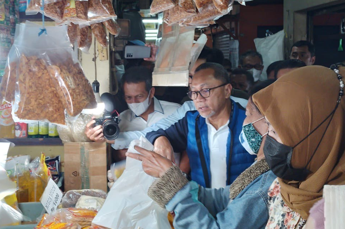 Mendag Zulkifli Hasan saat memantau ketersediaan pasokan dan harga bapok di Pasar Wonokromo, Surabaya,  Minggu (31/07/2022).