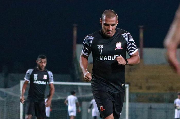 Striker baru Madura United, Bruno Lopes saat menjalani latihan bersama.