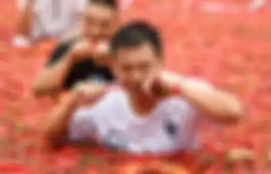 Hebat! Pria Ini Menangkan Kompetisi Makan 50 Cabai Tabasco Hanya Dalam Waktu 1 Menit