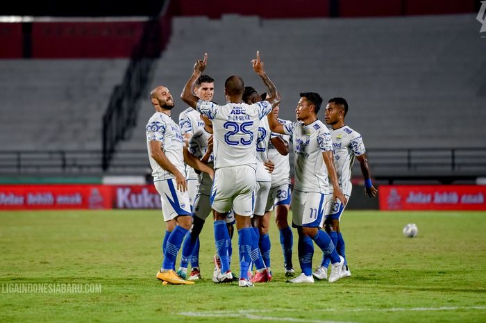 Persib Bandung versus Persebaya Surabaya pada laga pekan ke-32 Liga 1 2021-2022 di Stadion Kapten I Wayan Dipta, Gianyar, Bali, Sabtu (19/3/2022).