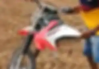 Gilingan! Video Honda CRF Terbelah Jadi Dua, Ban Depan dan Belakang Pisah!
