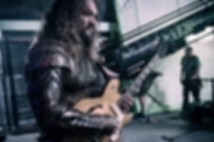 Jason Momoa main gitar di lokasi syuting film Justice League