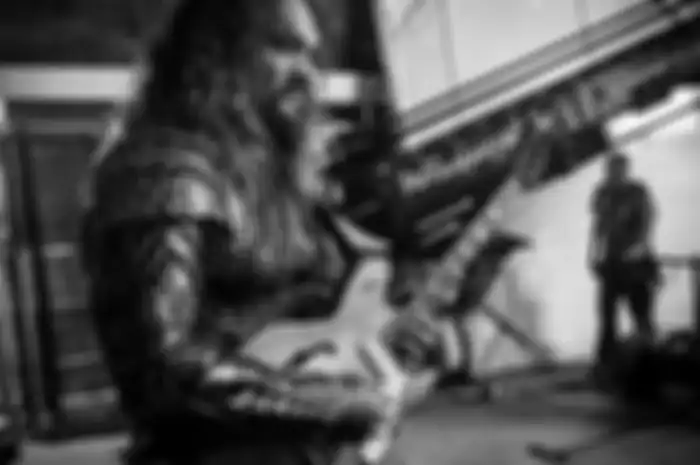 Jason Momoa main gitar di lokasi syuting film Justice League