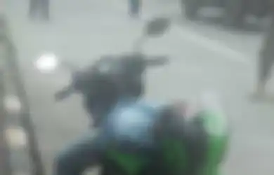 Dicurigai sebagai Korban Corona hinga Bikin Panik Petugas, Ternyata Seorang Driver Ojol yang Terkapar di Atas Motor Pinggir Jalan Hanya Tertidur Pulas, Begini Kronologinya