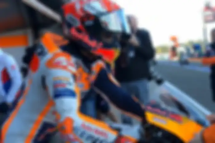 Marc Marquez dan Jorge Lorenzo, memasang tribute khusus untuk menghormati kepergian  mendiang Afridza Munandar pada MotoGP Valencia 2019.