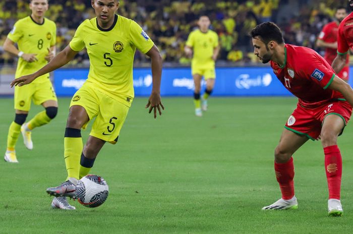 Aksi Azam Azmi saat laga Malaysia Vs Oman di Stadion Bukit Jalil, Kuala Lumpur, Selasa (26/3/2024).