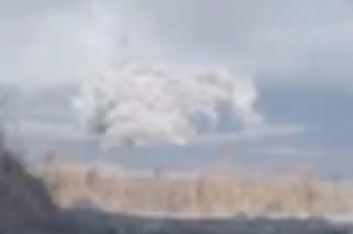 Awan panas yang meluncur dari kawah Gunung Semeru, Kamis (16/12/2021) 