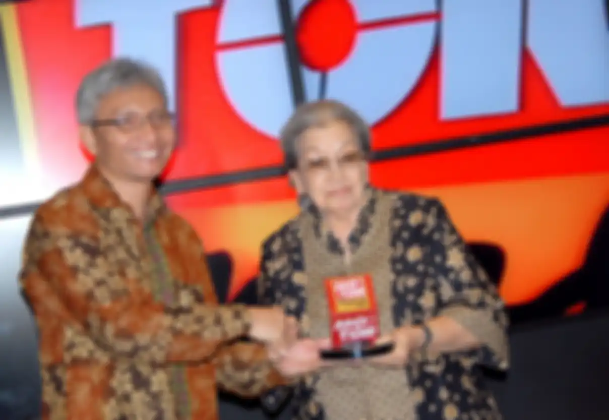 Tahun 2008 CEO Kompas Gramedia, Agung Adiprasetyo menyerahkan langsung Lifetime Achievement MOTOR Plus Award 2008 untuk Jenderal Hoegeng. Penghargaan diterima langsung istri Jenderal Hoegeng, Meriyati Roeslani. 