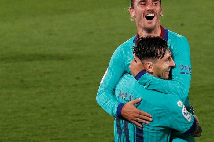 Lionel Messi memeluk Antoine Griezmann usai mencetak gol Barcelona ke gawang Villarreal dalam lanjutan Liga Spanyol, 5 Juli 2020.