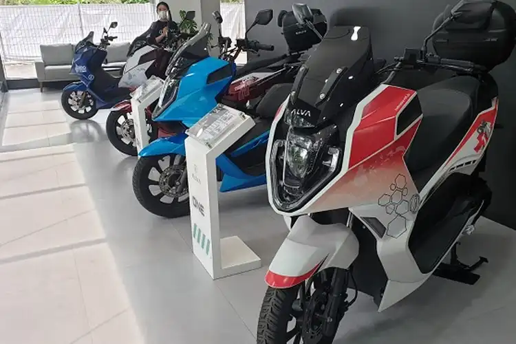 Jokowi Sebut Subsidi Motor Listrik Penting hingga Singgung Angkutan Umum