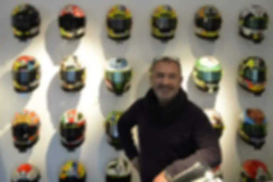 Aldo Drudi di depan helm Valentino Rossi