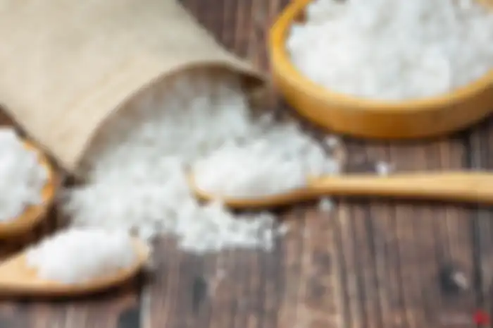 Garam menjadi salah satu bahan alami untuk menghilangkan bau kaki