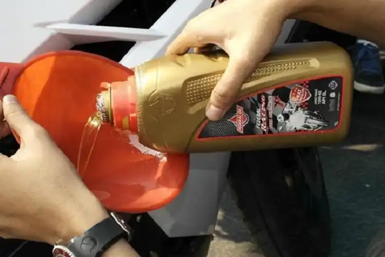 Pakai Oli Encer Bikin Motor Irit, Mitos Atau Fakta?