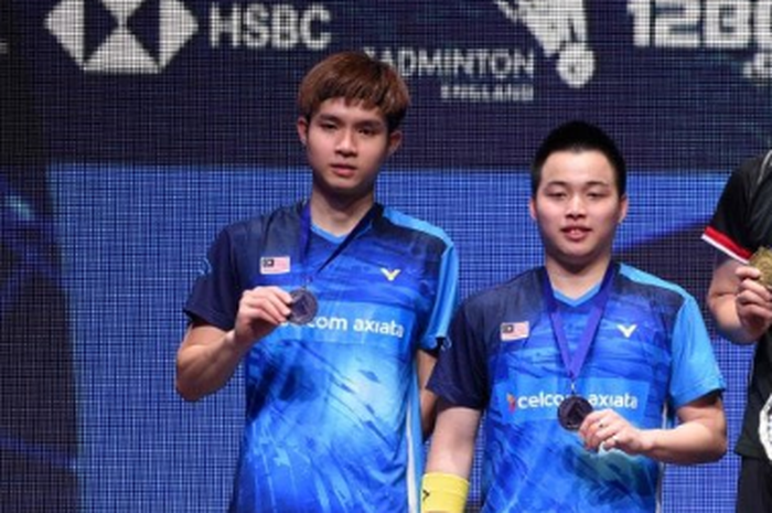 Aaron Chia/Soh Wooi Yik bersama Mohammad Ahsan/Hendra Setiawan saat naik podium ganda putra All England Open 2019 (10/3/2019).