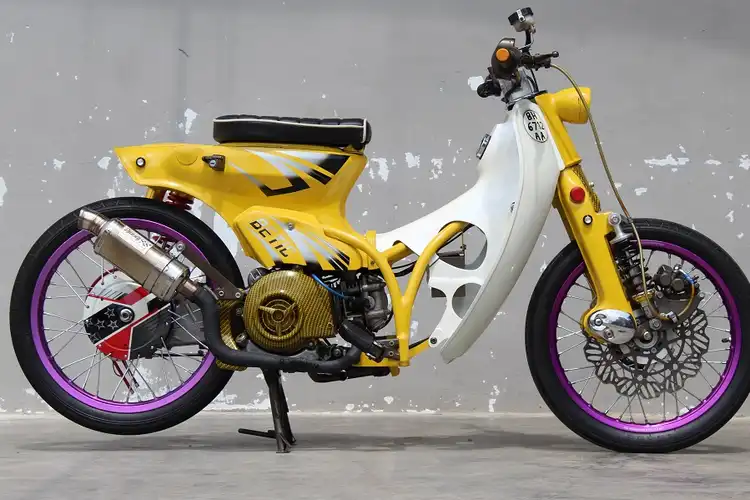 Gila Banget Coy, Motor Jadul Honda C70 Bermesin Motor Yamaha Mio