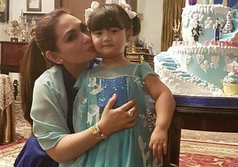 Tak Pernah Tersorot Kamera, Ini Dia Sosok Cucu Nia Daniaty yang Menggemaskan, Warisi Perpaduan Wajah Cantik Sang Ibu dan Nenek