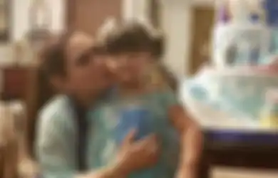 Tak Pernah Tersorot Kamera, Ini Dia Sosok Cucu Nia Daniaty yang Menggemaskan, Warisi Perpaduan Wajah Cantik Sang Ibu dan Nenek