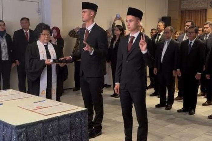 Mees Hilgers dan Eliano Reijnders saat menjalani sumpah WNI pada Senin (30/9/2024).