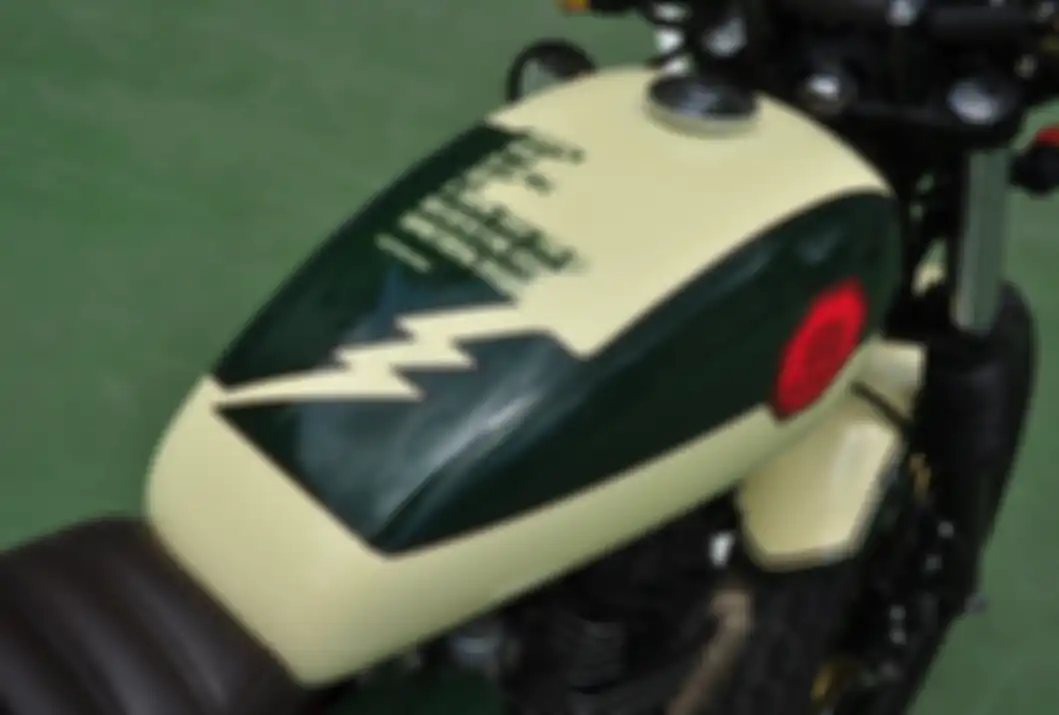 Kata-kata Rossi terpampang di atas tangki custom yang terpasang di sasis Honda Tiger Revo
