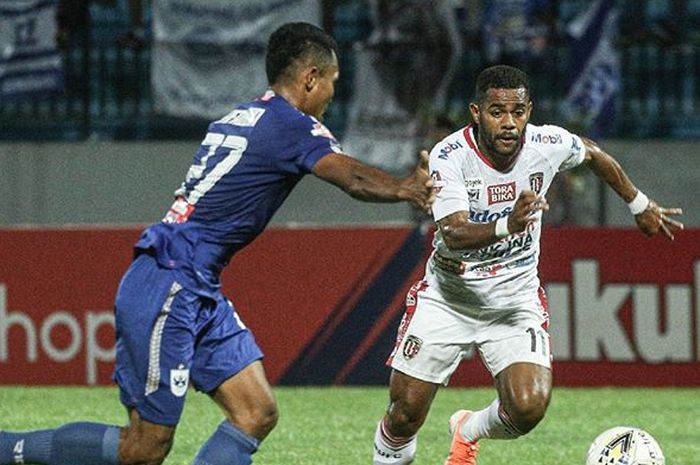 Pemain Bali United, Yabes Roni (kanan), berebut bola dengan bek PSIS Semarang, Safrudin Tahar, dalam laga tunda pekan ke-22 Liga 1 2019 di Stadion Moch Soebroto, Magelang, Jumat (15/11/2019).