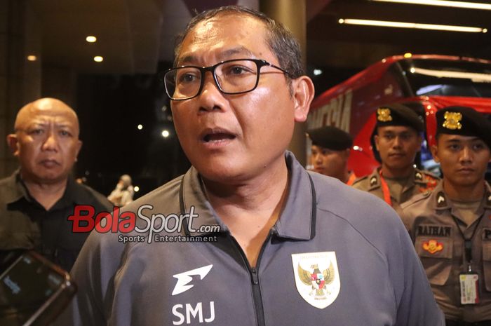 Anggota Komite Eksekutif PSSI sekaligus Kepala Badan Tim Nasional, Sumardji, sedang  memberikan keterangan kepada awak media di Hotel Fairmont, Senayan, Jakarta, Minggu (1/6/2025).