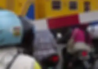 Nahas! Video Saat Menghalang Pengendara Sepeda Motor Terabas Pintu Perlintasan, Polisi Tewas Tersambar Kereta 