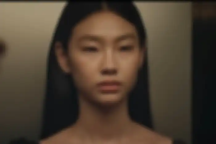 Jung Ho Yeon di MV NewJeans