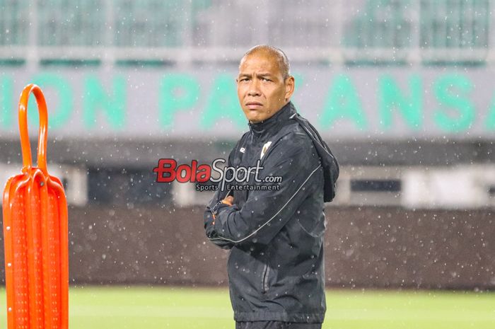 Pelatih timnas U-17 Indonesia, Nova Arianto, sedang memantau para pemainnya berlatih di Stadion Pakansari, Bogor, Jawa Barat, Kamis (13/3/2025).