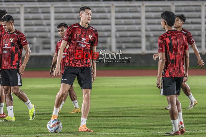 Jay Idzes beberkan alasan kenapa ia lebih cerewet bersama timnas Indonesia di lapangan hijau.