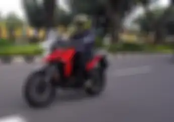 Motor Suzuki V-Strom 250 SX Juara MOTOR Plus Award 2023 Kelas Rp 40-60 Juta Kalahkan 5 Motor Lain
