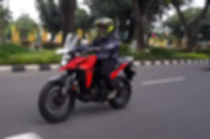 Suzuki V-Strom 250SX jadi juara MOTOR Plus Award 2023.