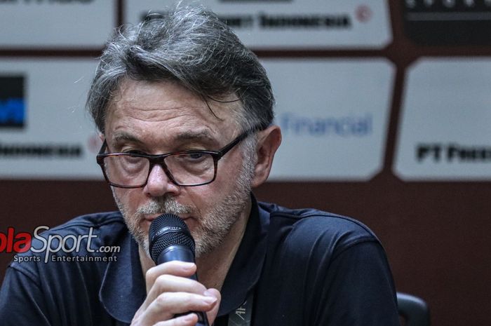 Pelatih timnas Vietnam, Philippe Troussier, saat hadir dalam sesi jumpa pers di Stadion Utama Gelora Bung Karno, Senayan, Jakarta, Kamis (21/3/2024).