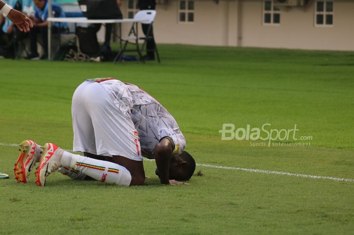 Pemain timnas Mali, Mamadou Doumbia melakukan selebrasi sujud syukur saat mencetak gol pertama pada laga pertama Grup B Piala Dunia U-17 2023 lawan Uzbekistan di Stadion Manahan, Solo, Jumat (10/11/2023)