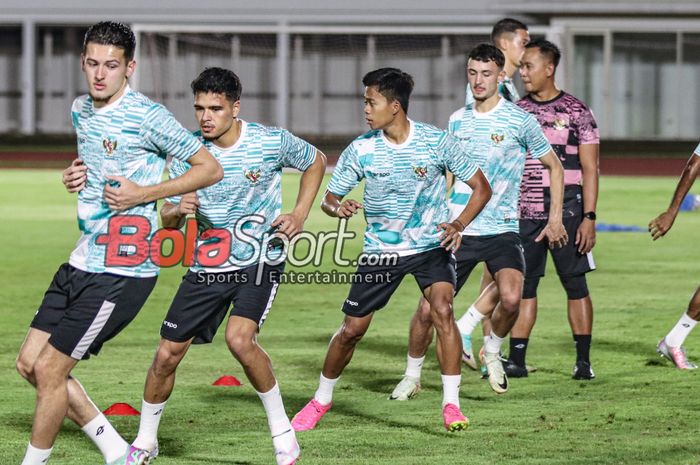 (Dari kiri ke kanan) Justin Hubner, Ragnar Oratmangoen, Edo Febriansah, Ivar Jenner dalam sesi latihan timnas Indonesia di Stadion Madya, Senayan, Jakarta, Rabu (20/3/2024) malam.