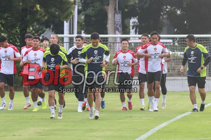 Skuad timnas Indonesia sedang berlatih dengan jersey model baru di Lapangan B, Senayan, Jakarta, Jumat (30/8/2024).