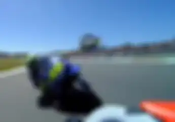 Gimana Tuh Rasanya? Video Lorenzo Diseruduk Rossi Dengan Kecepatan Nyaris 200 km/jam Di MotoGP Belanda