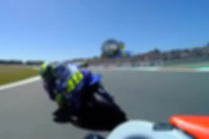 Valentino Rossi menyeruduk belakang motor Jorge Lorenzo di MotoGP Belanda 2018 dengan kecepatan nyaris 200 km/jam