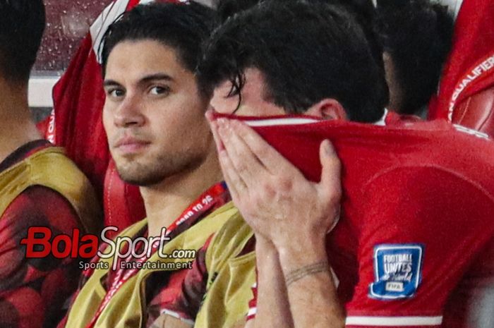 Kevin Diks (tengah) sedang terduduk pada bench timnas Indonesia di Stadion Utama Gelora Bung Karno, Senayan, Jakarta, Jumat (15/11/2024).