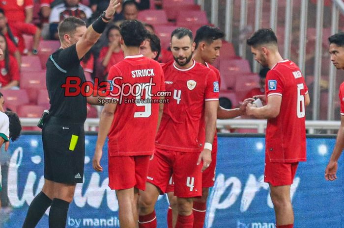 Jordi Amat diusir wasit seusai melakukan pelanggaran dalam laga babak Kualifikasi Piala Dunia 2026 antara timnas Indonesia versus timnas Irak di Stadion Utama Gelora Bung Karno, Jakarta, Kamis (6/6/2024).