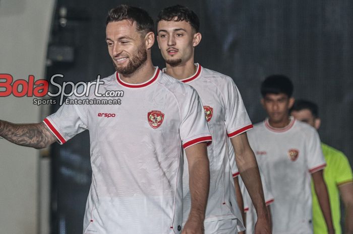 Marc Klok sedang tampil cat walk dalam peluncuran jersey baru timnas Indonesia di Bengkel Space, SCBD, Jakarta Pusat, Senin (18/3/2024). 